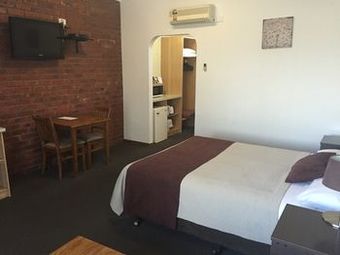 Ploughmans Motor Inn