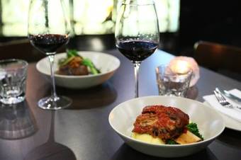 Springfield Lakes Hotel