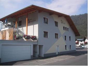 Apart Am Brunnen - Lena