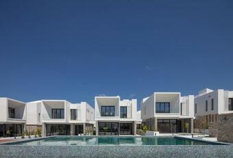 Avalon 1 Villa 2 Communal Pool