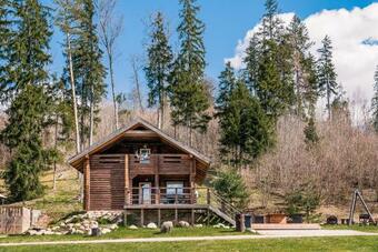 Lodge K�lmam�e Puhkemaja