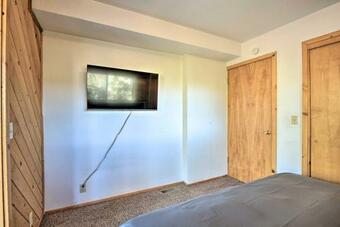 Luxe Escape With Decks, Mtn Views, Game Room!