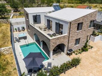 New! Villa Eden With Heated Private Pool, A Hydromassage, A Hot-tub, Fun Zone With Treadmill, 4 En-suite Bedrooms
