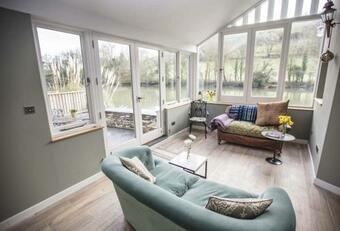 Duck Cottage - Waters Edge, Exclusive Village Location