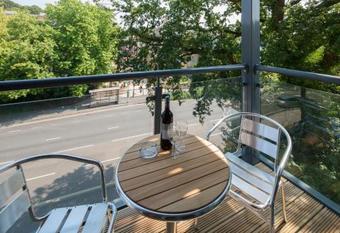 Apartamentos Equinox Place