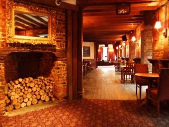 Hostal The Royal Victoria And Bull Hotel