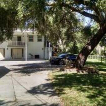 Tampa Lakehouse With Tinyhouse