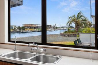 The Sunrise Bach - One Tree Point Holiday Home