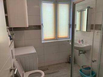 Apartamento Wohn-schlafraum Mit Einzelbett Und Sofa Tv K�che