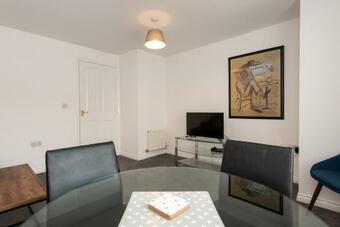 Cosy 2 Bedroom Ground Floor Apartment Close To Amenities