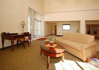 Hotel Comfort Suites At Royal Ridges