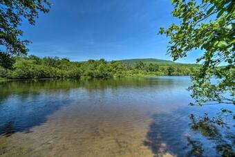 Charming Cottage With Deck Mtn And Lake Views!