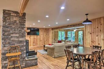 Rustic Sunset Escape On 67 Acres With Outdoor Kitchen