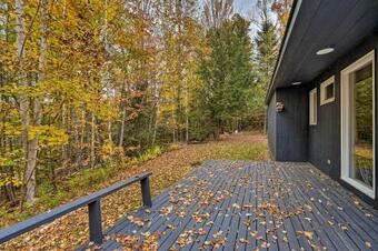 Whimsical Winhall Cottage With Private Hot Tub!