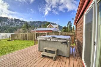 Lakefront Cabin With Stunning Mountain Views And Dock!