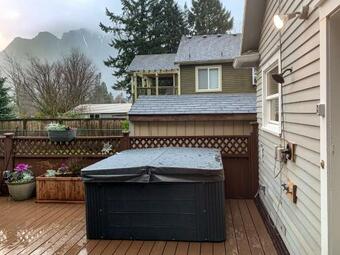 North Bend Downtown Cottage