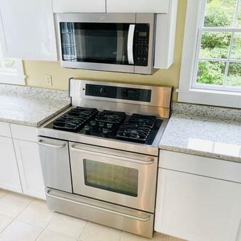 1860's Colonial House Near Downtown And Beaches!