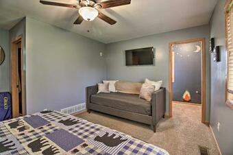 Cabin With Fire Pit And Movie Room, 1 Mi To Lake