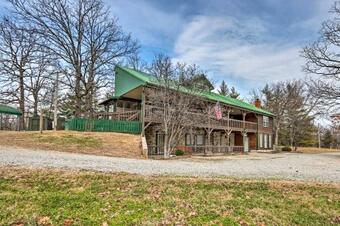 Family Apartment With Fireplace And Front Porch!
