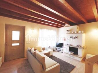 Villetta A Schiera Con Giardino Box E Posto Auto.