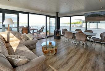 Hausboot No. 5 "treibholz"