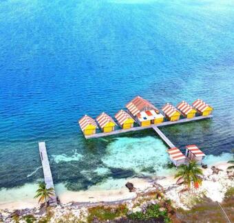 Guna Yala Caba�as Sobre El Mar Ba�o Compartido