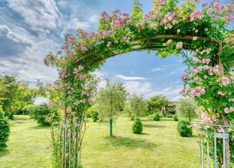 Nunki Yourhosthelper