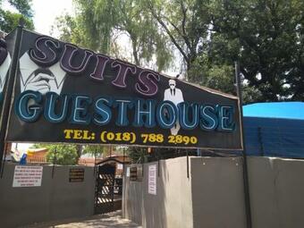 Hostal Suits Guest House & Bar