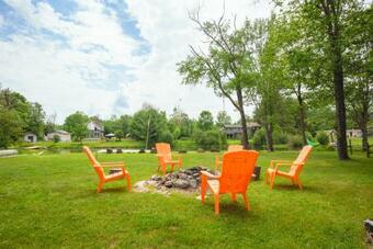 Beautiful 3 Bdrm + Bunkie Waterfront Cottage Near Gull Lake