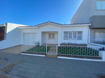 Casa De UNA Planta Con Patio Y Cochera