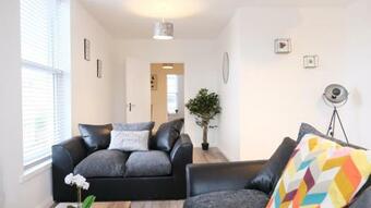 Leisure & Contractors - Stylish Town Centre Apartment With Free Parking