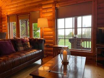 Bunnahahbain - Two Bedroom Luxury Log Cabin With Private Hot Tub