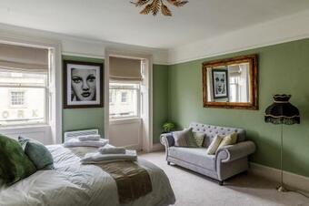 Impeccable 4-bed Apartment In Central Bath