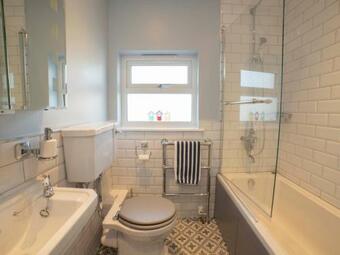 Pass The Keys Townhouse Cowes, Newly Refurbished Garden House