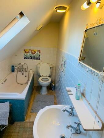 Spacious Attic Room In Cranleigh