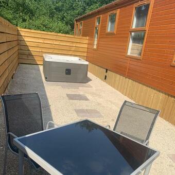 Fox Lodge At Owlet Hideaway - With Hot Tub, Near York