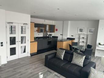 Modern Apartment, Amazing Central Location