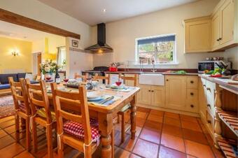 Delightful Conversion In A Country Stud With A Swimming Pool - Stable Cottage