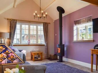 Cozy Cottage - Uk10717