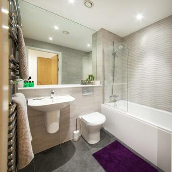 Deluxe 2 Bed 2 Bath Spacious City Centre Apartment