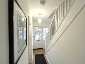 Stylish 3 Bedroom Family House With Parking