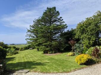 Cosy, Coastal Retreat With A Large Garden