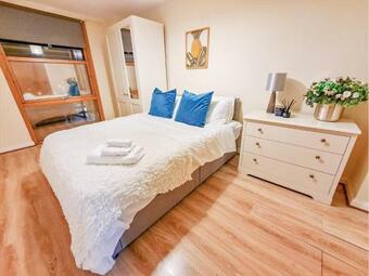 Lovely 2-bedroom Penthouse Apartment- Free Parking