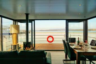 Floatinghouse Bacchus