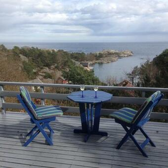 Idyllic Southern Cabin Near The Sea