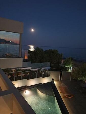 Moonlight Seafront Apartments