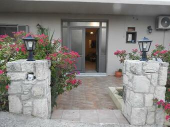 Chrissi's House With Garden And Sea View
