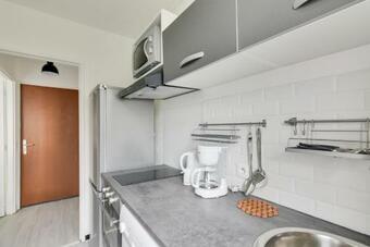 Budget Apart With Balcony Near Paris