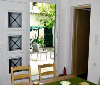 Chrismma Apartment With Private Yard