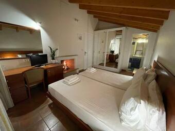 Hotel Corinthian Village